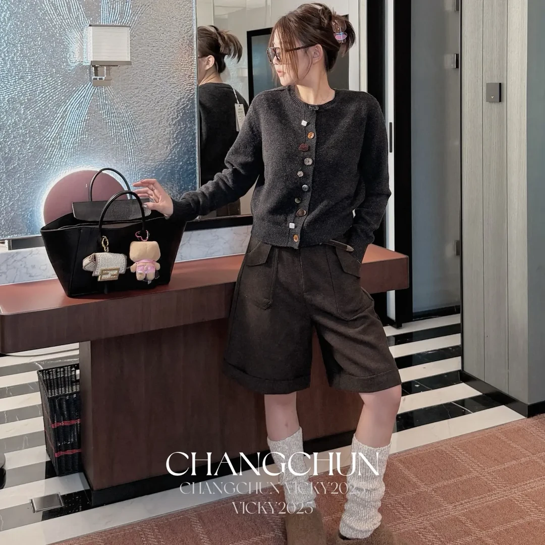 彩扣圆领针织衫灰色 咖啡色五分裤