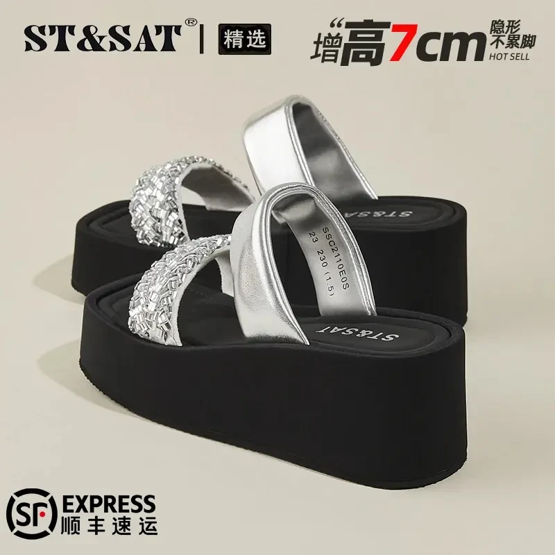 星期六女鞋厚底露趾一字凉拖鞋2025秋季7cm增高时尚水钻沙滩凉鞋