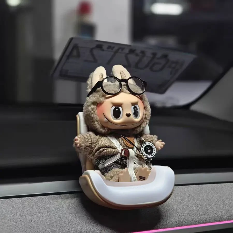 泡泡玛特拉布布labubu安全座椅车载小玩偶摆件汽车出风口装饰品