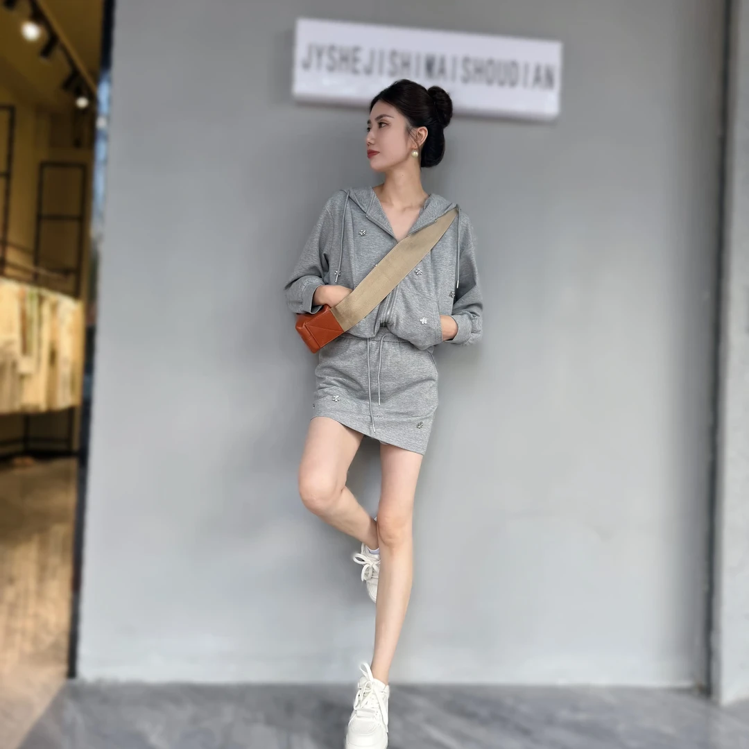 春季美式盐系轻熟风灰色连帽卫衣开衫搭配半身裙子女装套装