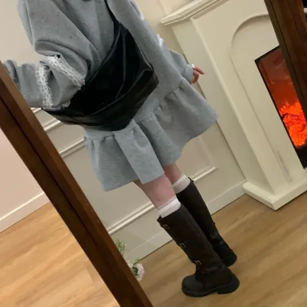 时尚灰色连帽卫衣裙搭配高筒靴尽显休闲活力