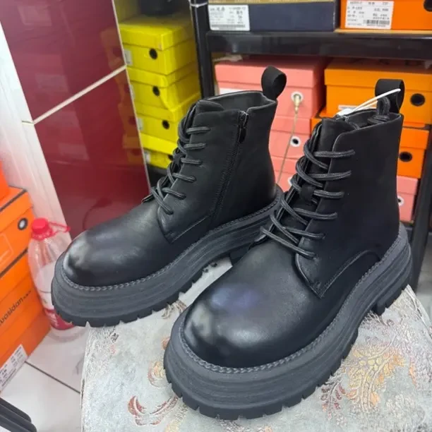 女生冬季英伦风加绒厚底透气黑色中帮马丁靴