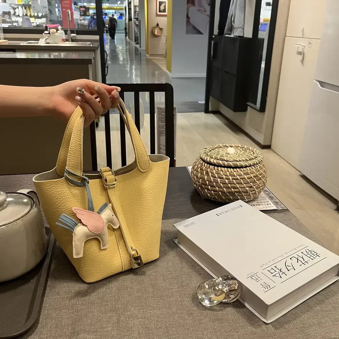 真皮质感2025年春夏新款水桶包锁扣手提手拎包单肩斜挎包休闲女包