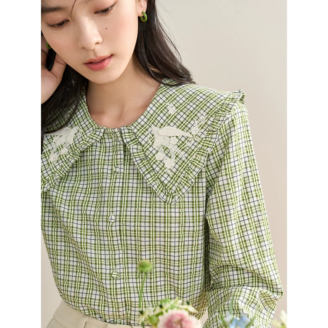 【商场同款】茵曼2024年春季新款复古格纹章仔绣花修身娃娃领衬衣