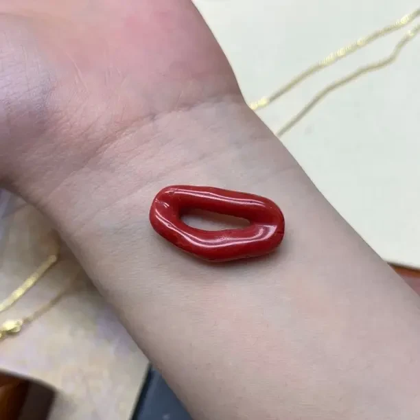 不规则圈圈天然珊瑚吊坠