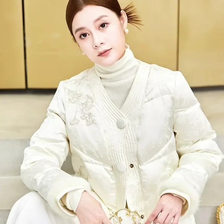 大圆扣子袖口貂毛羽绒服