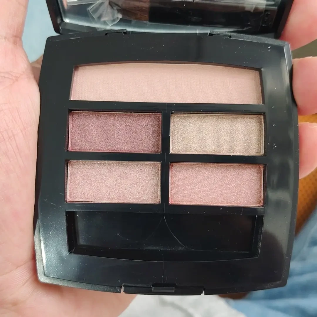 米色时尚眼影TENDER款美妆必备