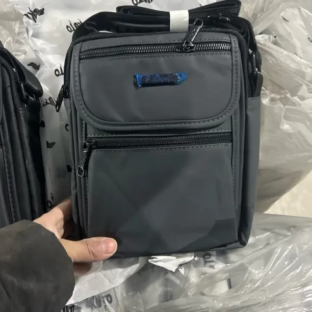 大容量时尚休闲男士单肩斜挎包防水百搭通勤出行多层软面潮流包