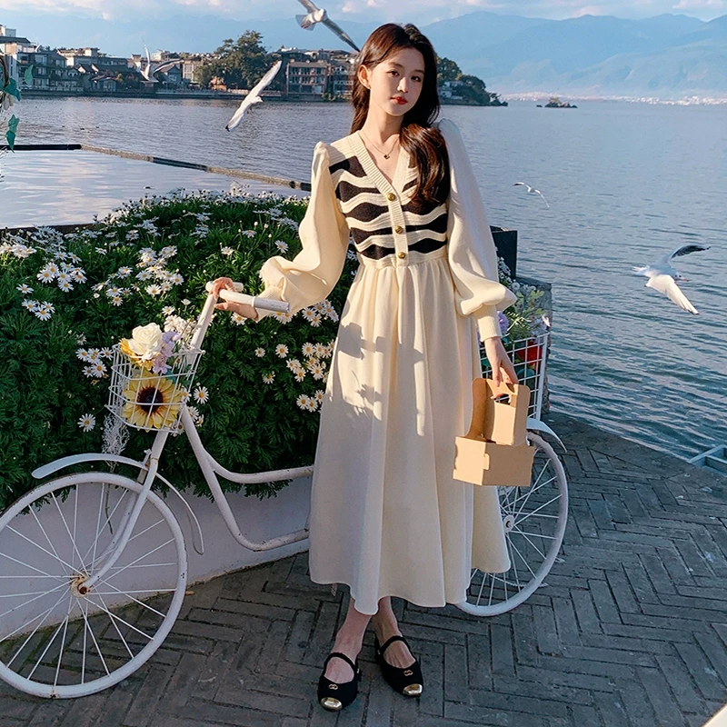 韩版撞色拼接半开V领连衣裙女2025春秋新款设计感时尚显瘦长裙子