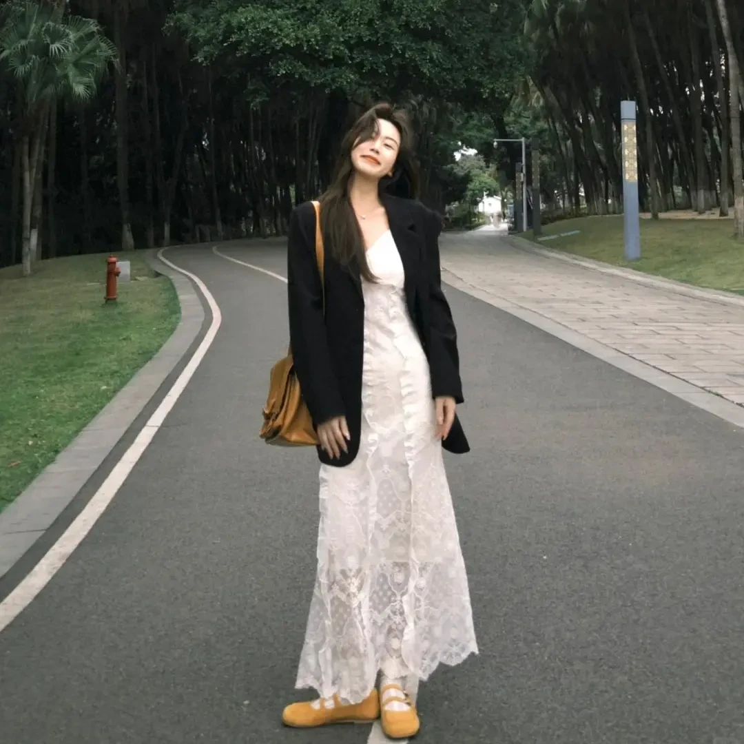 法式气质温柔吊带裙连衣裙女蕾丝设计感女装开叉裙子海边长裙白色