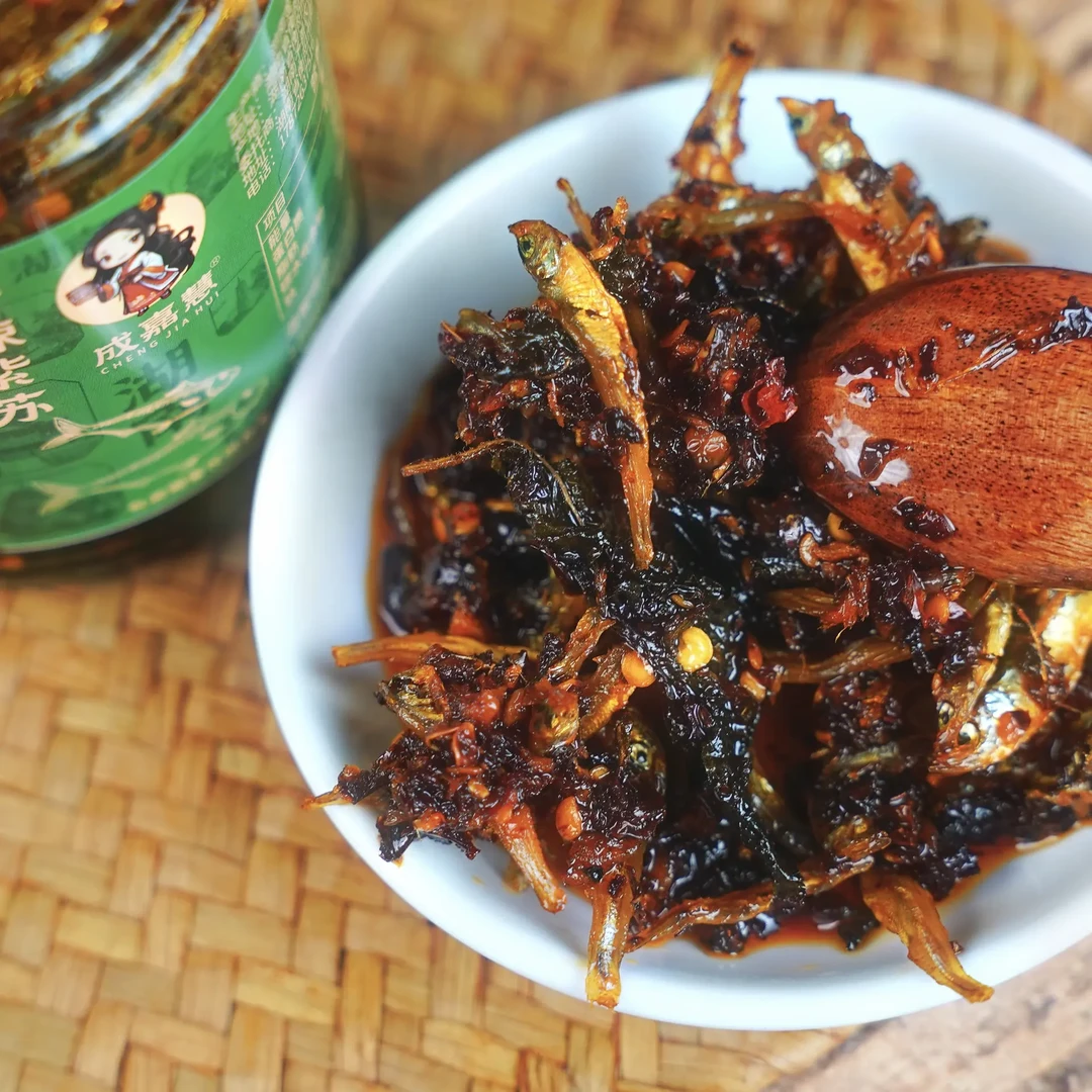湖南特产紫苏小鱼仔香辣下饭拌面拌饭下饭菜