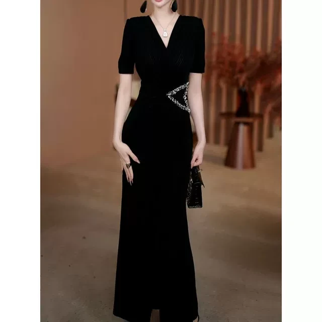 法式优雅气质纯色V领连衣裙2025夏季新款通勤休闲收腰显瘦小黑裙