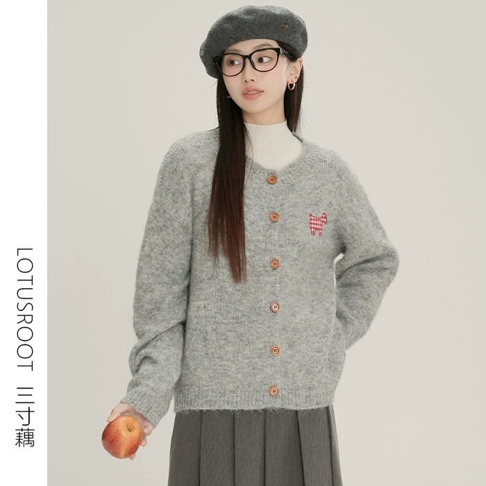 三寸藕【米兰假日】2024秋冬气质慵懒风软糯圆领长袖开衫毛衣3553