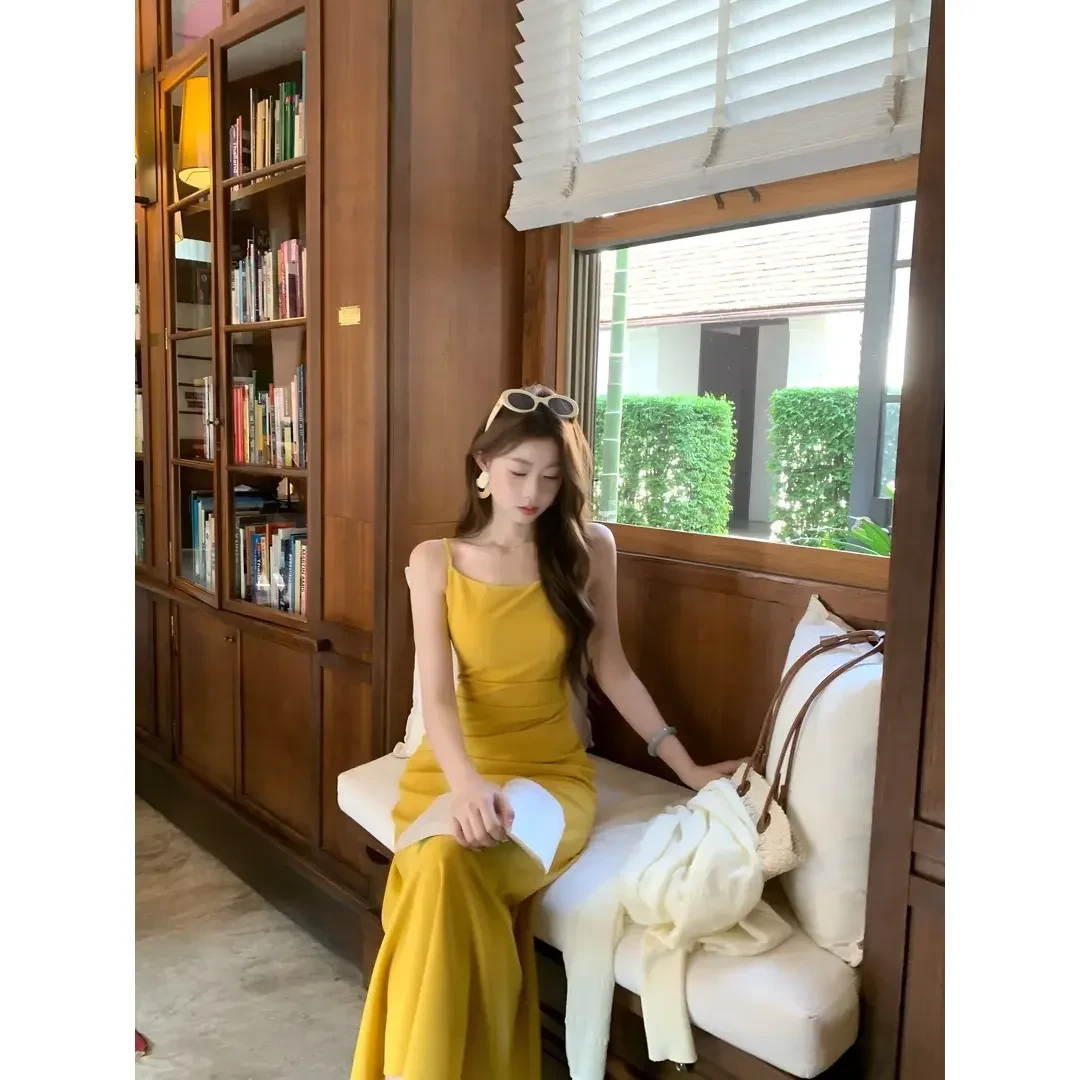 法式复古松弛显白吊带小众连衣裙显瘦气质女人春夏