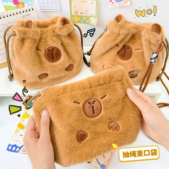 卡皮巴拉毛绒抽绳束口袋可爱水豚旅行大容量化妆包杂物收纳斜跨包