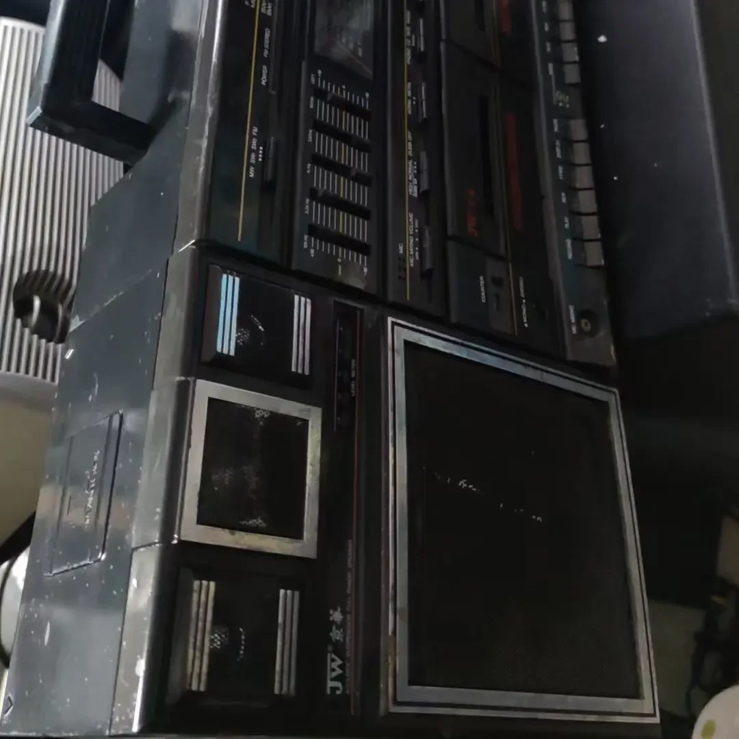 8新  二手收录机一台，不包好坏，不包邮费。