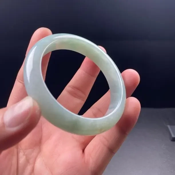 气质穿搭天然翡翠女款手镯正圈时尚百搭翡翠手镯56圈口翡翠色精美