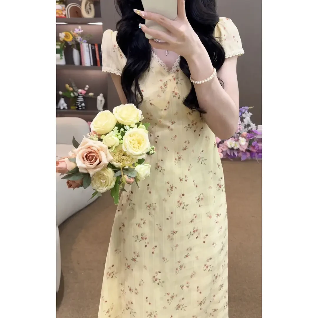 气质V领碎花连衣裙女夏季新款收腰设计感海边度假风长裙9003