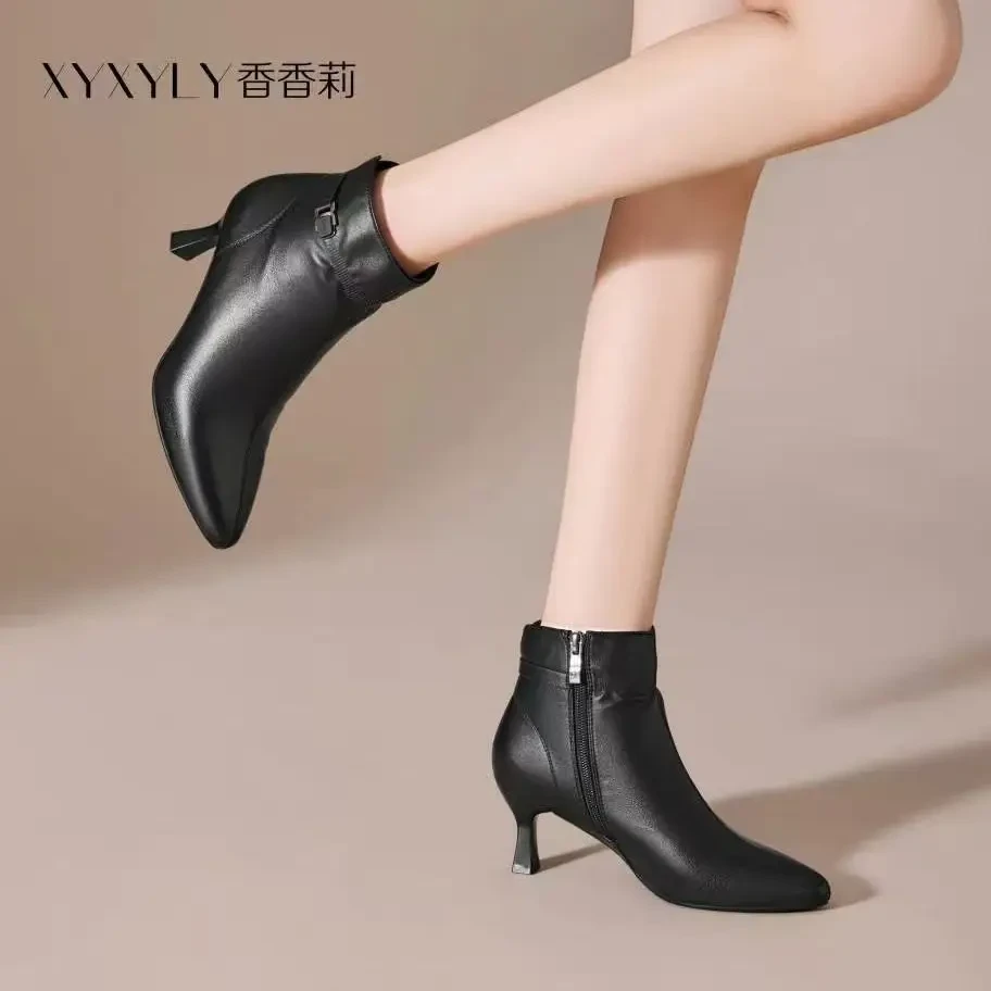 细跟尖头加绒高跟短靴女冬季气质皮带扣复古风时装靴