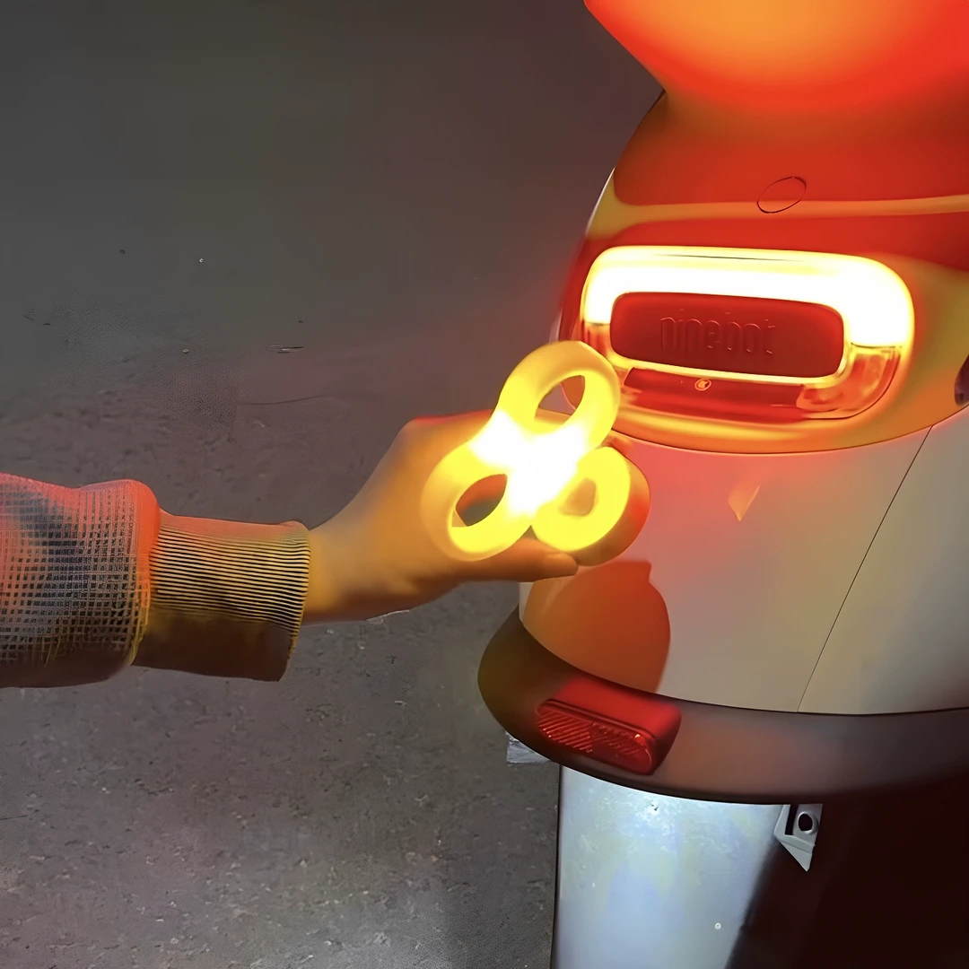 发条电动车尾部装饰可旋转发光电瓶车小配件九号爱玛雅迪电车通用