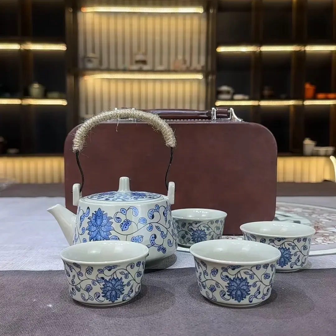 草木灰缠枝莲青花提梁壶四杯带皮包茶具旅行套装H397