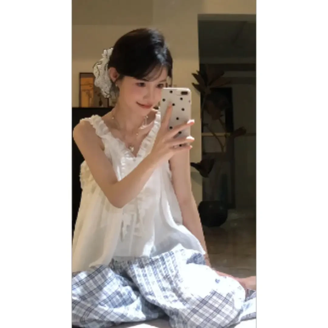 夏季洋气衣服女装高级感荷叶边V领白色吊带娃娃衫上衣格子休闲裤