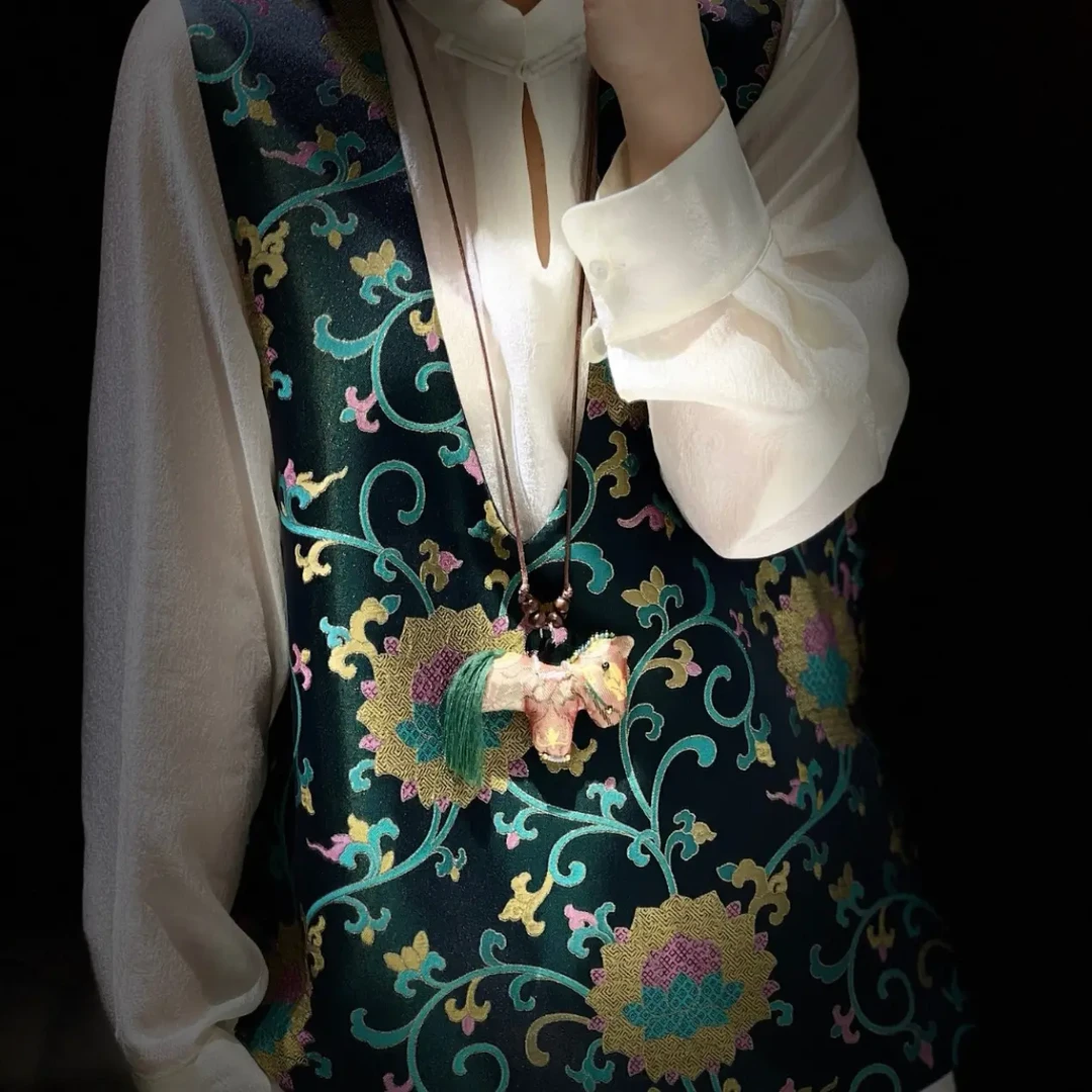 【宣羽中式】新中式国风气质红缎提花百搭V领无袖马甲