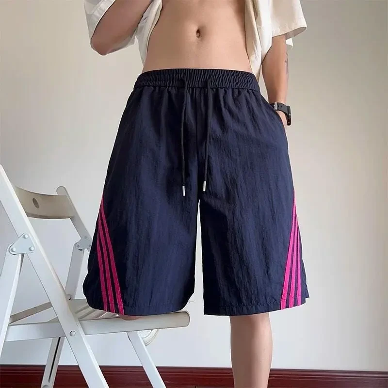 新款夏季男士速干沙滩中高街帅气运动裤子篮球大码美式三条杠短裤