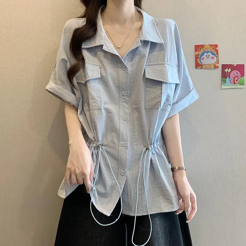 浅蓝色POLO领工装风抽绳短袖衬衫女大码胖mm显瘦遮肚别致小衫上衣