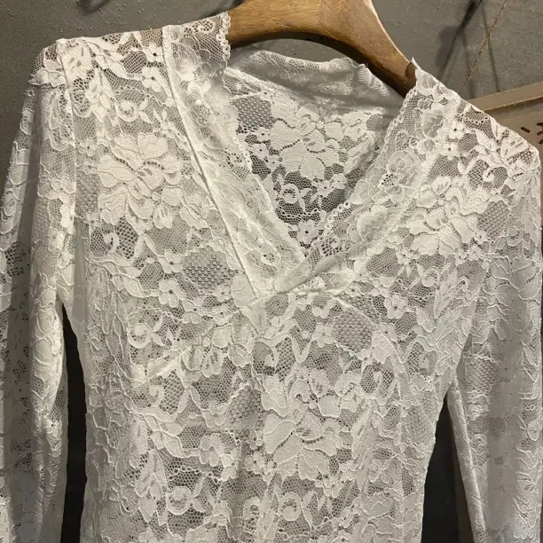 （福利品不退不换）妍妍家白色薄款V领蕾丝长袖