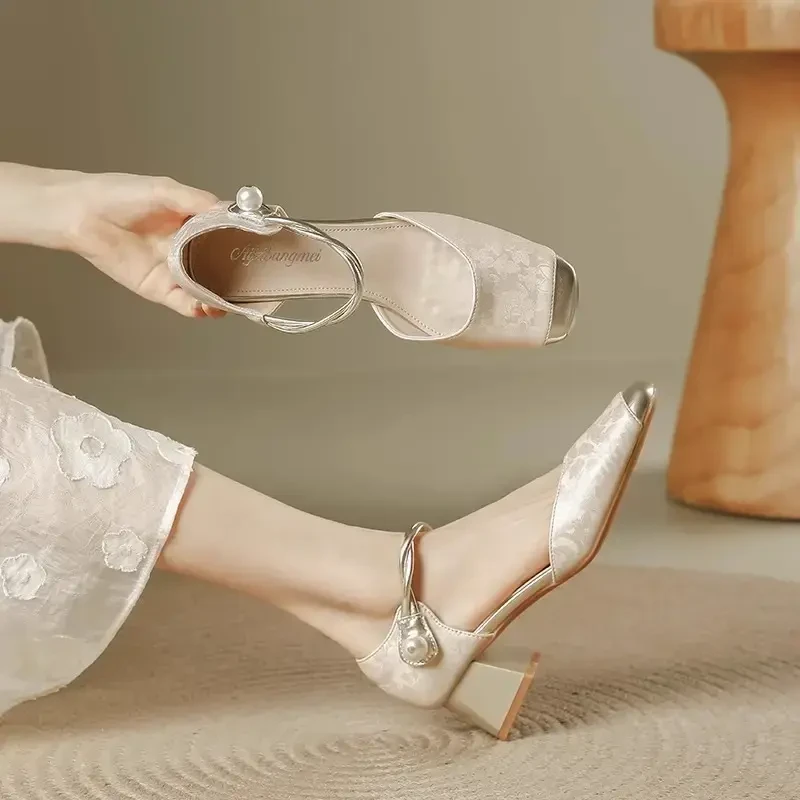 2025新款包头凉鞋女夏粗跟百搭舒适女士轻奢气质扣带中空高跟单鞋