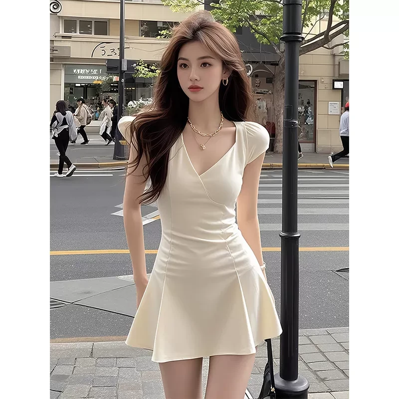 v领短袖连衣裙女2025新款夏季超好看独特别致绝美法式收腰a字裙子