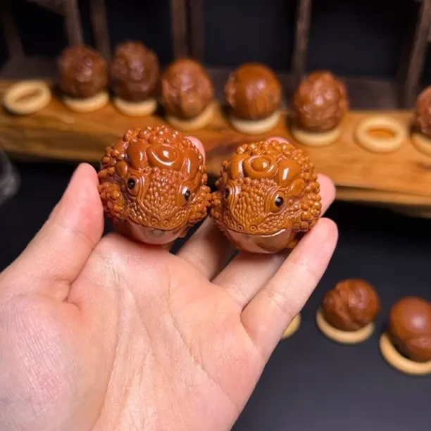 天然大橄榄核雕刻金蟾手球可盘玩文玩手球