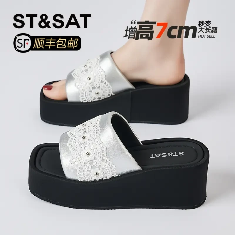 星期六小香风蕾丝坡跟一字拖鞋女2025夏外穿露趾配裙子铆钉凉拖鞋