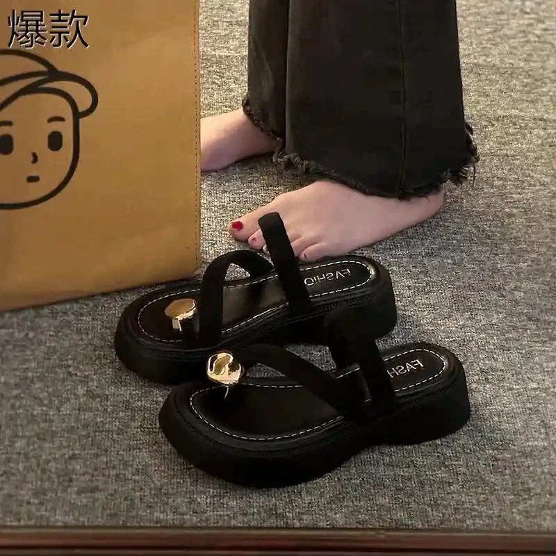 小众金属套趾拖鞋女夏季外穿2025新款厚底夹脚海边度假沙滩凉拖鞋
