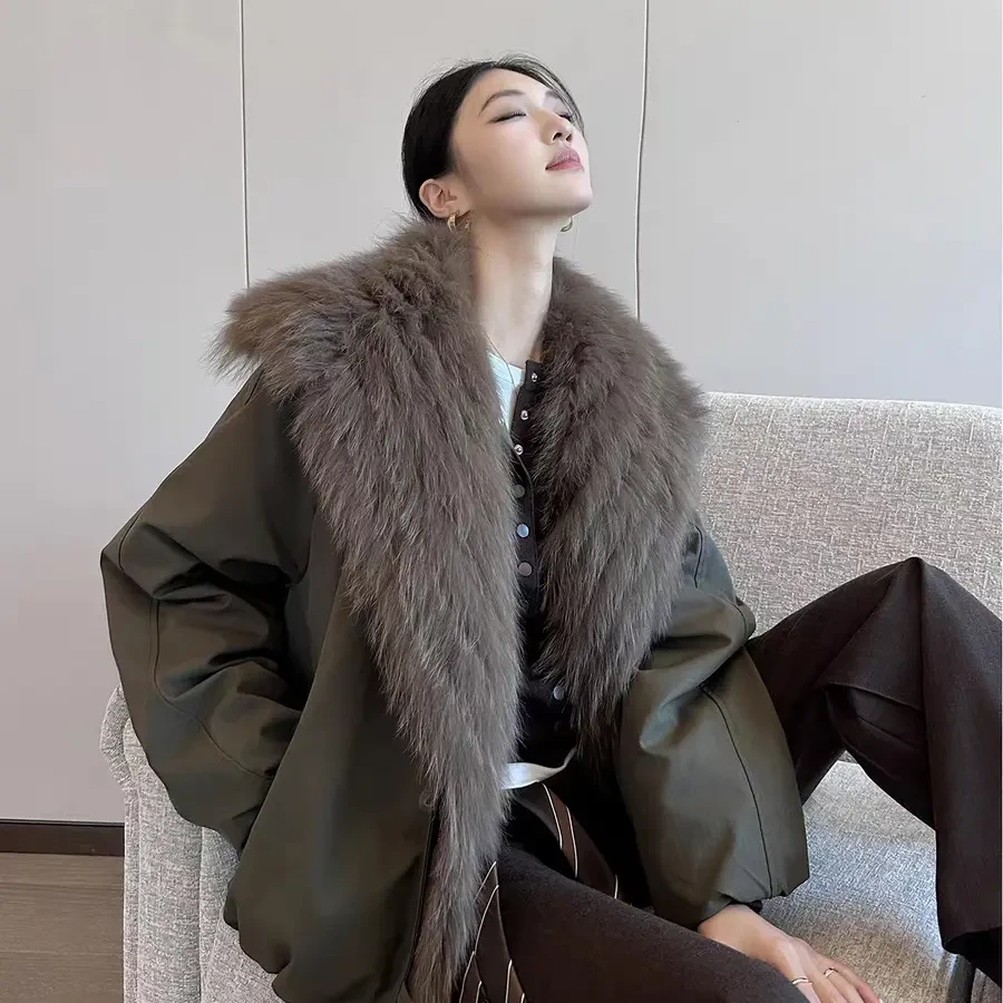 「绿光森语」2025冬季新款超大狐狸毛派克服