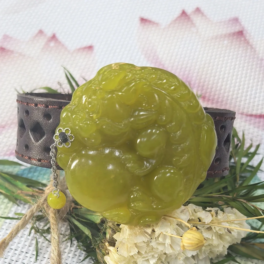 4岫玉精品设计款抱球貔貅有求必应手牌