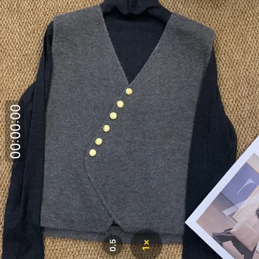 新款斜排扣V领针织马甲秋冬高级感气质韩版时尚洋气女设计感叠穿