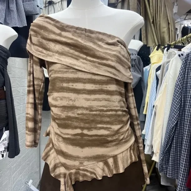 设计感不规则一字肩辣妹扎染小衫女秋季法式气质百搭掐腰显瘦上衣