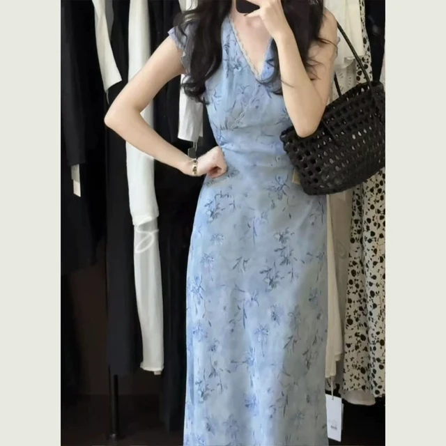 茶歇法式蓝色V领碎花连衣裙子女夏季2025新款度假风气质显瘦长裙