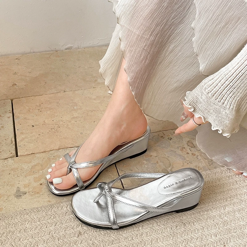 南在南方爆款银色复古坡跟人字拖女2025新款夏季外穿配裙子凉拖鞋