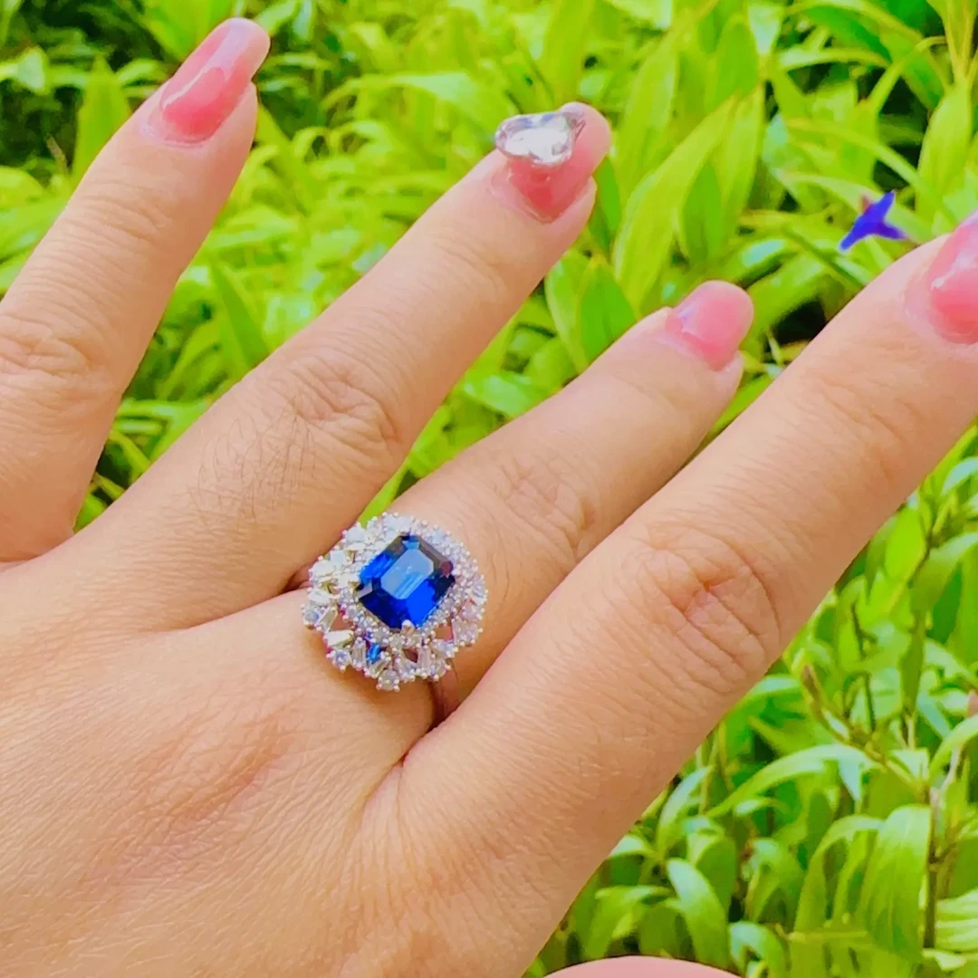 18K金蓝宝石戒指，主石2ct，钻石0.64ct，重7.26g