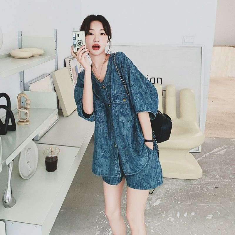 港风牛仔提花套装女夏2025新款设计感别致绝美减龄上衣短裤两件套
