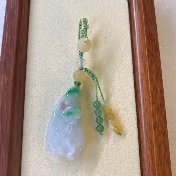 天然缅甸翡翠，白菜手工雕刻，包包挂，钥匙扣