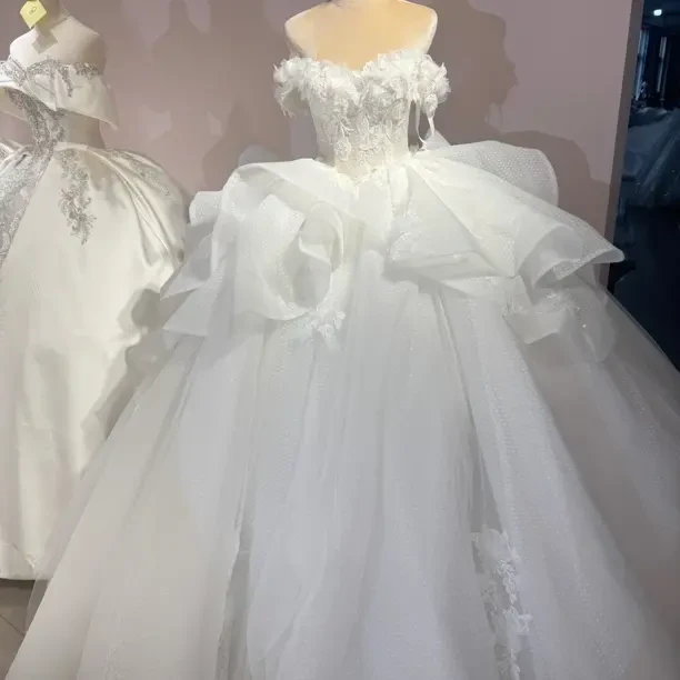 重工高级蕾丝抹胸大拖尾轻婚纱适合新娘迎宾穿着