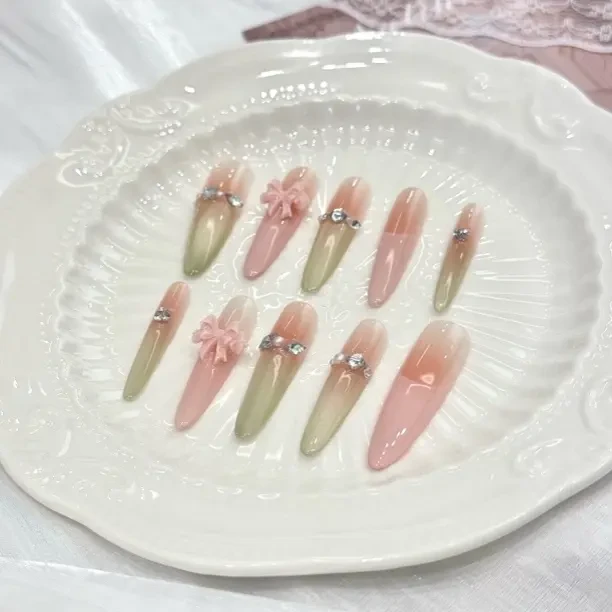 纯手工打造爱心镶钻闪耀显白穿戴美甲片适合学生春夏季节