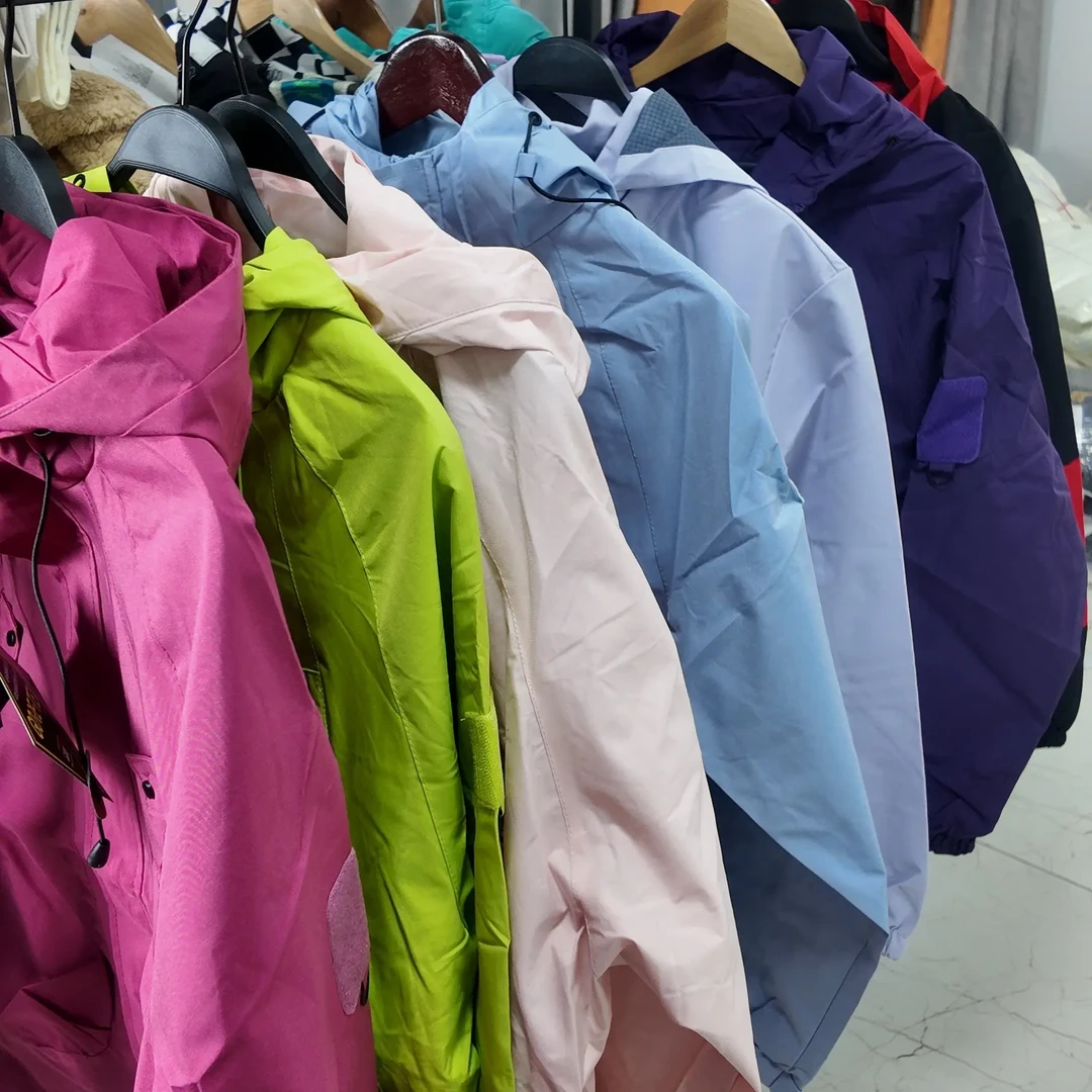 多巴胺色情侣时尚防水休闲百搭户外连帽冲锋衣外套女款男士女士