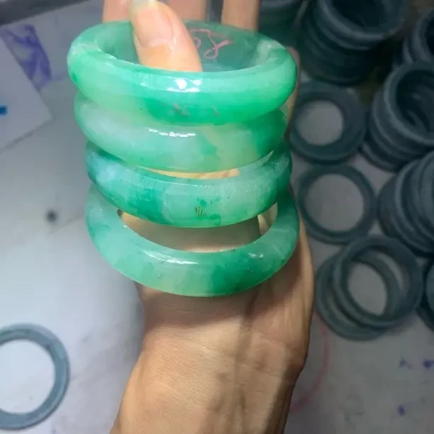 天然非洲翠女士显白气质圆条宽条手镯平安镯（多样性拍一发一）