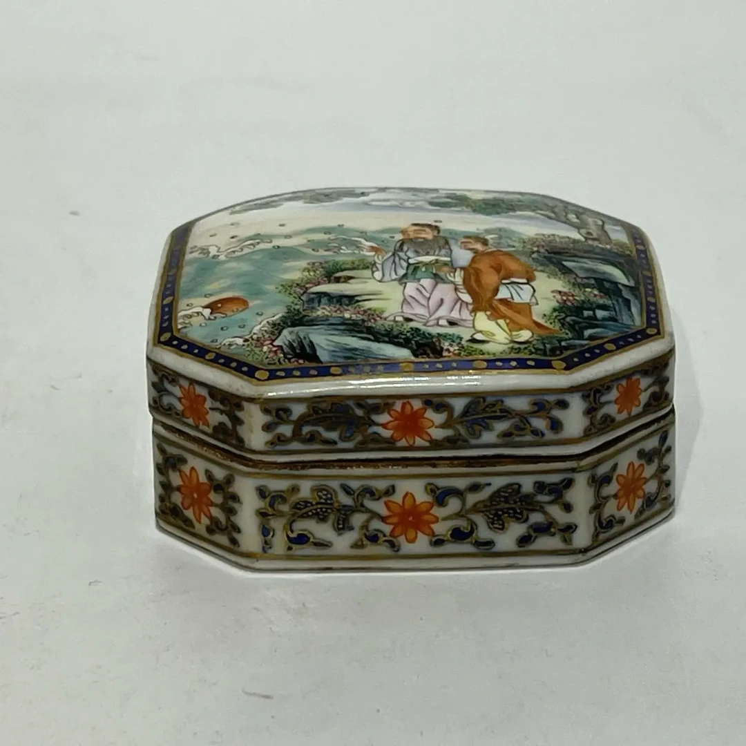 乾隆粉彩描金人物小盖盒