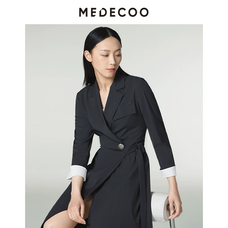 MEDECOO/墨蒂珂秋季新款一粒扣系带修身过膝连衣裙女